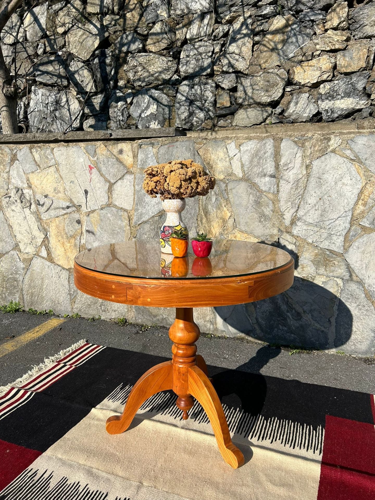 Camlı Yuvarlak Masa